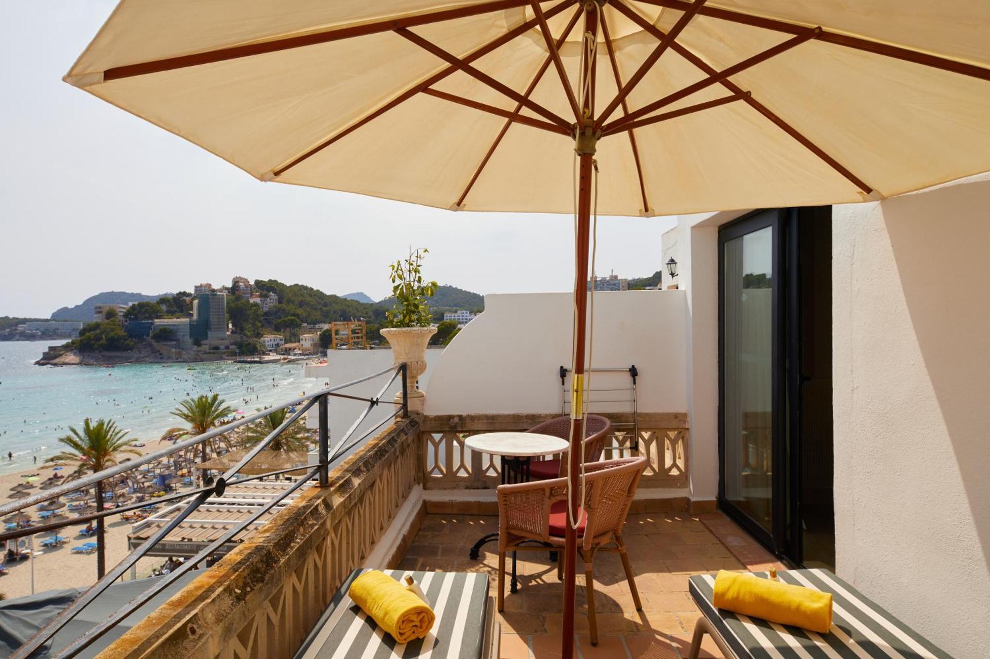 Secrets Mallorca Villamil Resort & Spa - Adults Only Peguera Exterior foto A balcony with a parasol