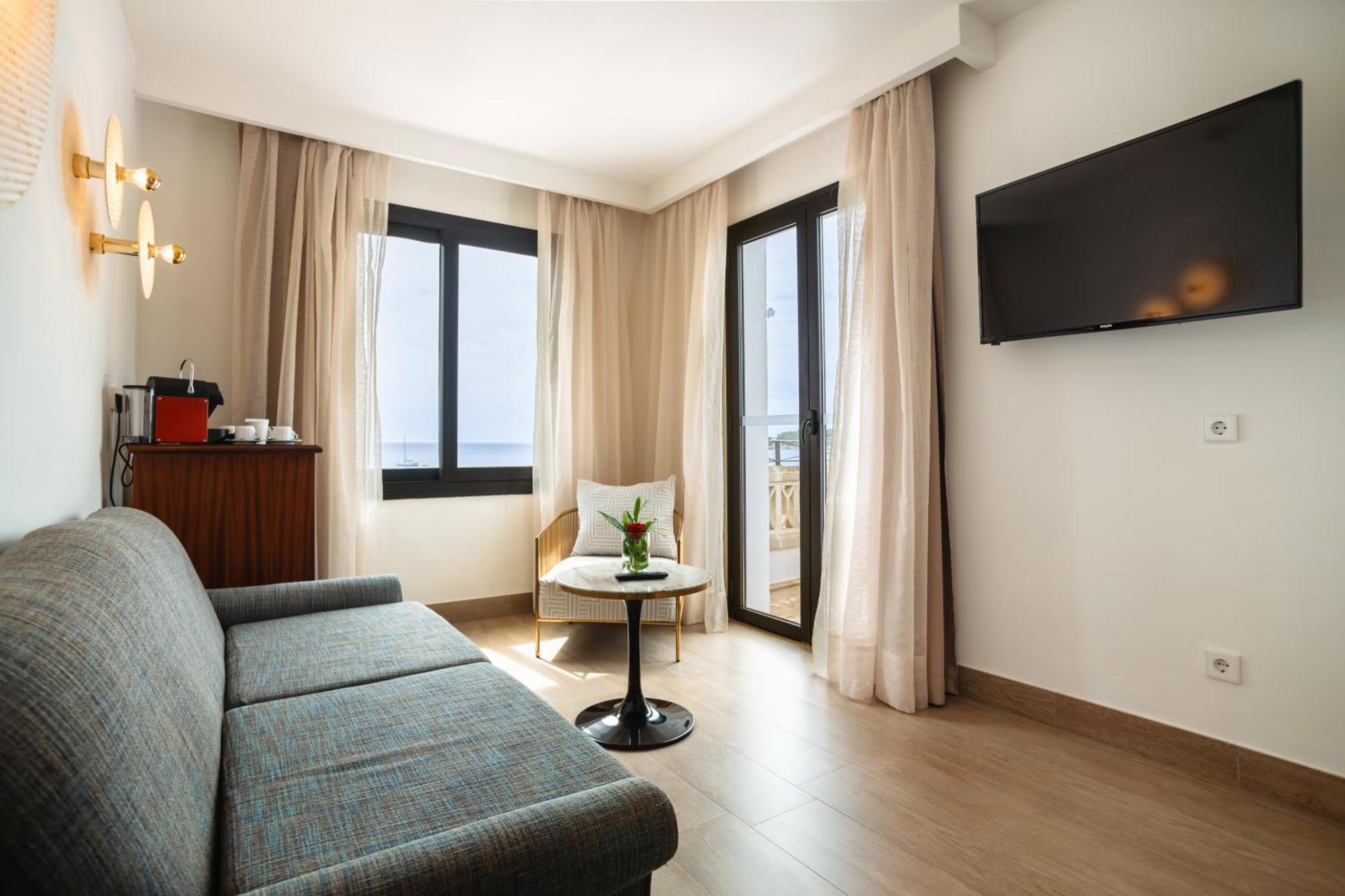Secrets Mallorca Villamil Resort & Spa - Adults Only Peguera Exterior foto A room at the hotel