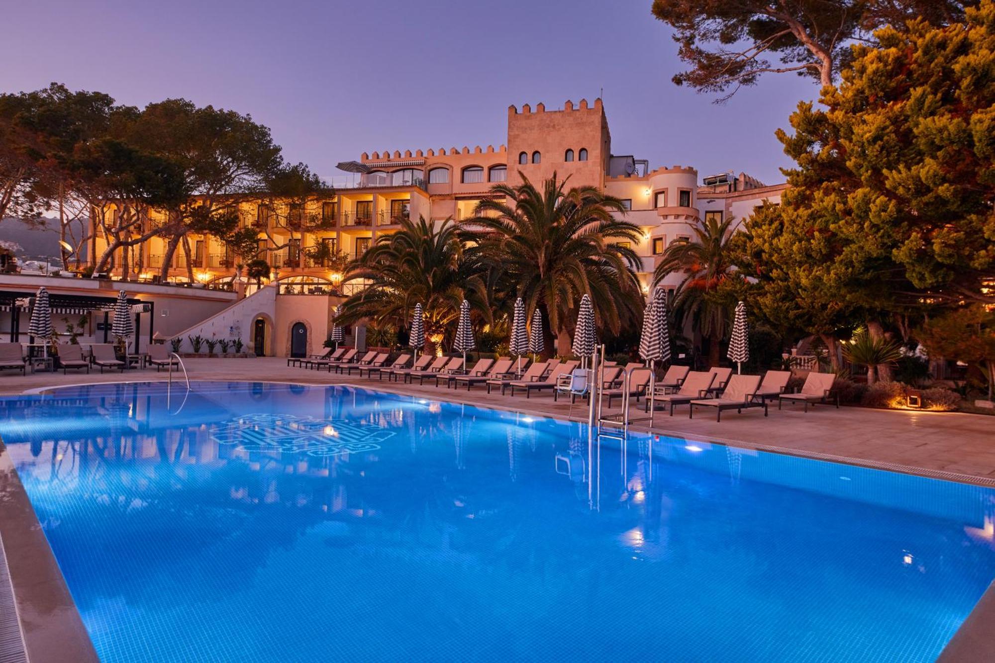 Secrets Mallorca Villamil Resort & Spa - Adults Only Peguera Exterior foto The hotel at night