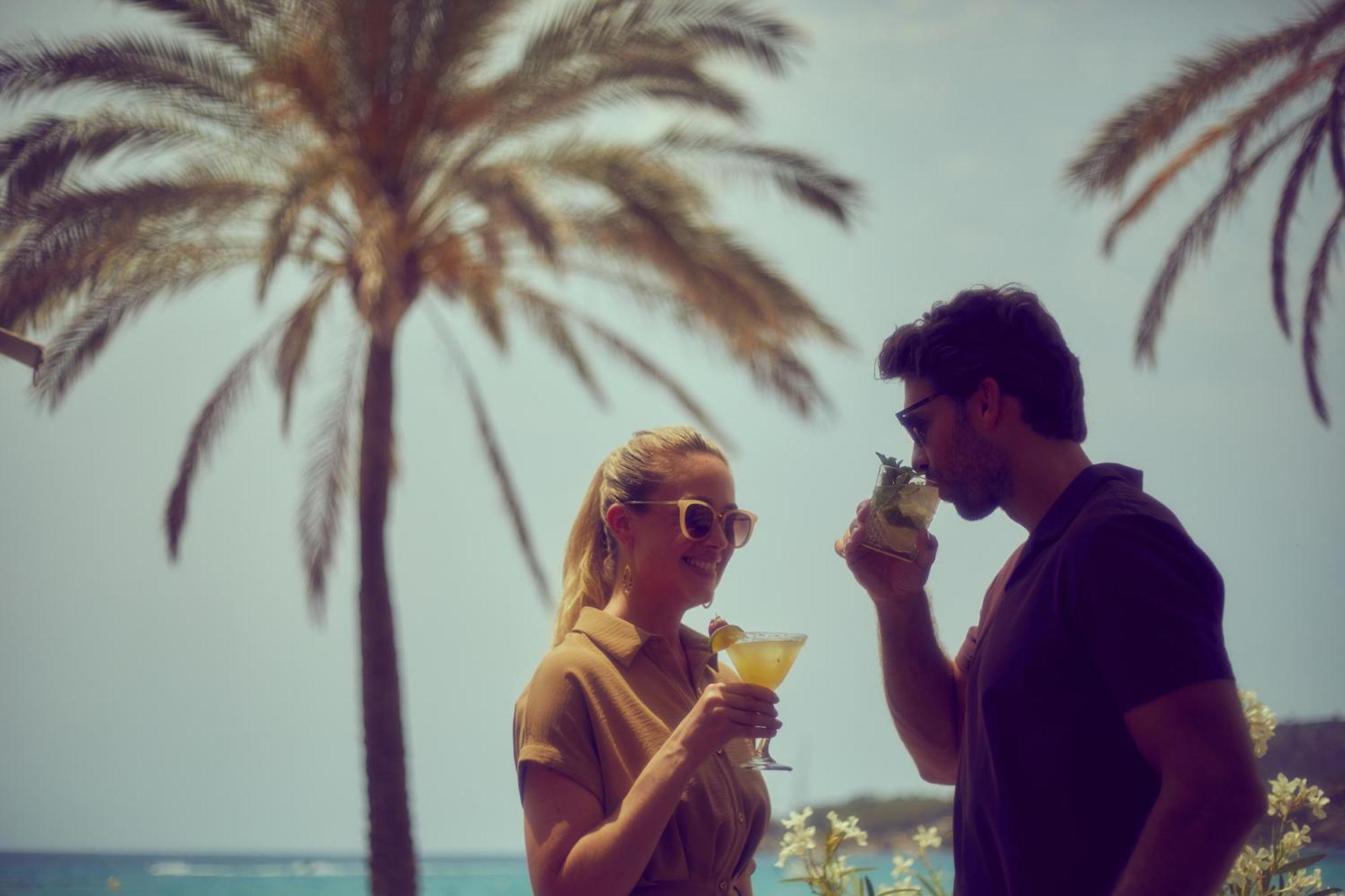 Secrets Mallorca Villamil Resort & Spa - Adults Only Peguera Exterior foto A couple drinking cocktails