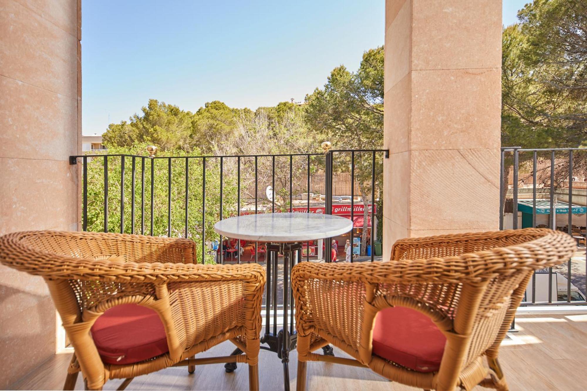 Secrets Mallorca Villamil Resort & Spa - Adults Only Peguera Exterior foto A balcony at the hotel