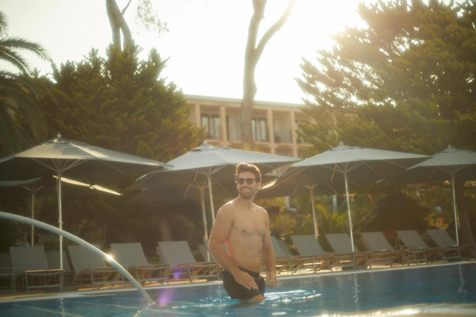 Secrets Mallorca Villamil Resort & Spa - Adults Only Peguera Exterior foto A man in a swimming pool