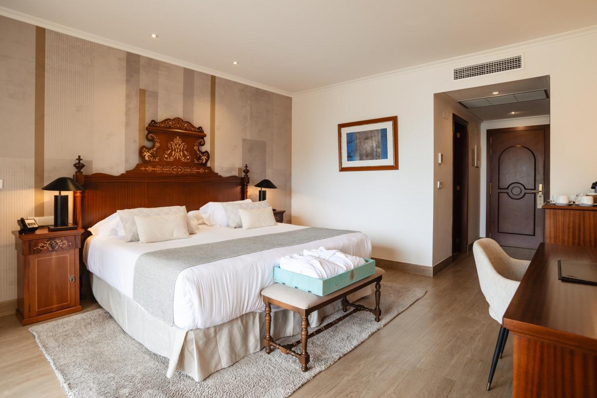 Secrets Mallorca Villamil Resort & Spa - Adults Only Peguera Exterior foto A room at Hotel Alfonso IX