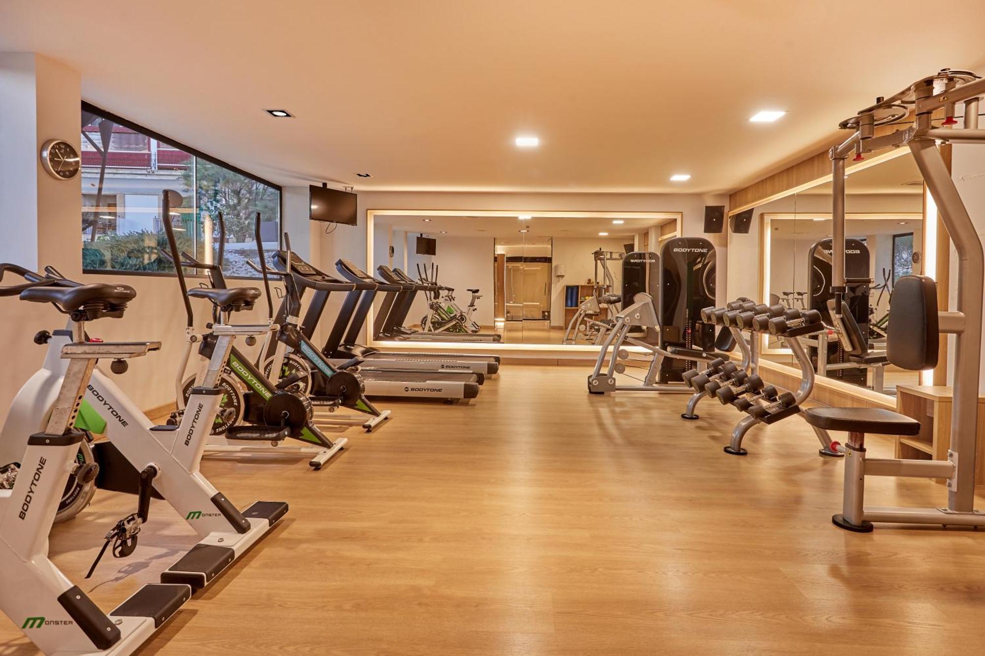 Secrets Mallorca Villamil Resort & Spa - Adults Only Peguera Exterior foto The gym at the hotel